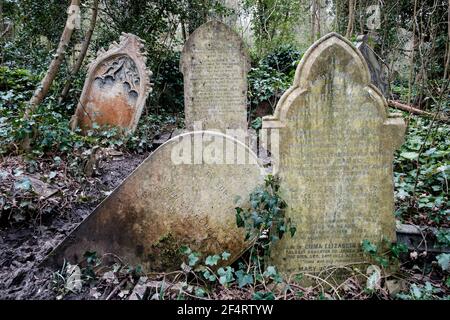 Überwuchert und baufällig Gräber, Nunhead viktorianischen Friedhof, London, Vereinigtes Königreich. Stockfoto