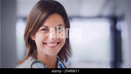 Porträt einer kaukasischen Ärztin, die im Laborkittel lächelt Krankenhaus Stockfoto