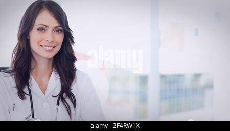 Porträt einer kaukasischen Ärztin, die im Laborkittel lächelt Krankenhaus Stockfoto