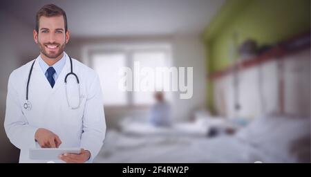 Porträt eines kaukasischen männlichen Arztes, der einen Labormantel trägt und lächelt Krankenhaus Stockfoto