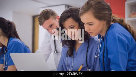 Team aus kaukasischen männlichen und weiblichen Gesundheitshelfern, die zusammenarbeiten Im Krankenhaus Stockfoto