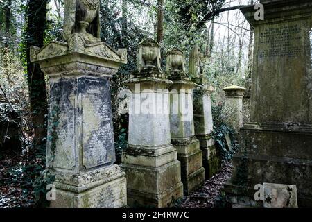 Gotische Gräber, Nunhead Victorian Friedhof, London, Vereinigtes Königreich. Stockfoto