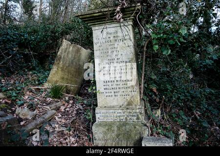 Überwuchert und baufällig Gräber, Nunhead viktorianischen Friedhof, London, Vereinigtes Königreich. Stockfoto