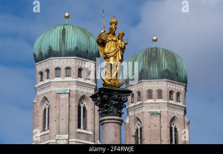 München, Deutschland. März 2021, 23rd. Vor den Türmen der Frauenkirche strahlt die Mariensäule auf dem Marienplatz in der Sonne. Quelle: Sven Hoppe/dpa/Alamy Live News Stockfoto