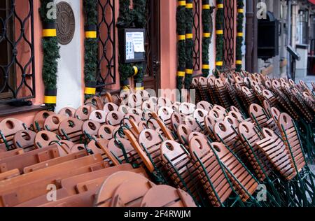 München, Deutschland. März 2021, 23rd. Tische und Stühle stehen vor einem geschlossenen Restaurant im Stadtzentrum. Die seit Monaten andauende Sperrung in Deutschland wird aufgrund steigender Corona-Infektionszahlen bis zum 18. April verlängert. Quelle: Sven Hoppe/dpa/Alamy Live News Stockfoto