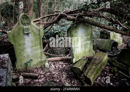 Überwuchert und baufällig Gräber, Nunhead viktorianischen Friedhof, London, Vereinigtes Königreich. Stockfoto