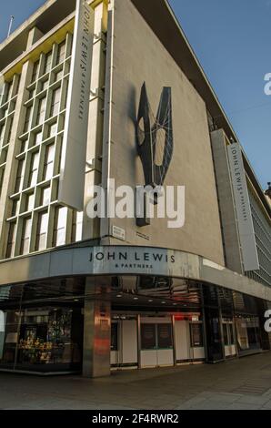 London, Großbritannien - 26. Februar 2021: Ecke des Flagship-Kaufhauses John Lewis in der Oxford Street im Zentrum von London. Die Barbara Hepworth Skulptur W Stockfoto