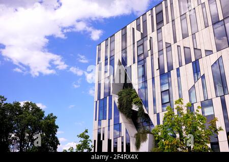 Modernes Gebäude "Kö-Bogen", entworfen vom New Yorker Stararchitekten Daniel Libeskind, mit Pflanzen in der Fassade. Stockfoto