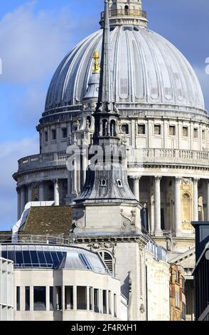 London, England, Großbritannien. Ludgate Hill, der zur St. Paul's Cathedral führt Stockfoto