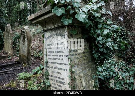 Überwuchert und baufällig Gräber, Nunhead viktorianischen Friedhof, London, Vereinigtes Königreich. Stockfoto