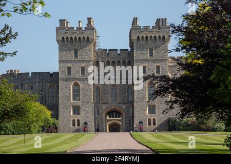 Windsor Castle liegt in der historischen Marktstadt, in der die britische Königsfamilie, der königliche Bezirk Windsor und Maidenhead in Berkshire, England, beheimatet sind Stockfoto