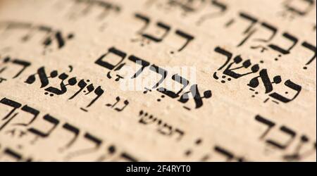 Nahaufnahme des hebräischen Wortes Abraham auf der Tora-Seite. Selektiver Fokus. Banner Stockfoto