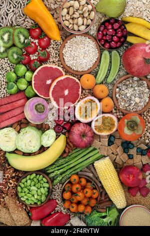 Superfood für eine ballaststoffreiche Ernährung für die Gesundheit des Darms mit Obst, Gemüse, Getreideprodukten, Getreide, Nüssen, Samen und Hülsenfrüchte. Stockfoto