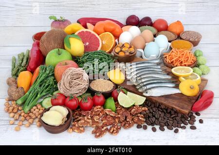 Die gesündeste Auswahl an Lebensmitteln, die reich an Proteinen, Omega-3, Vitaminen, Mineralien, Antioxidantien, Anthocyane und Ballaststoffe. Immunantwort. Stockfoto