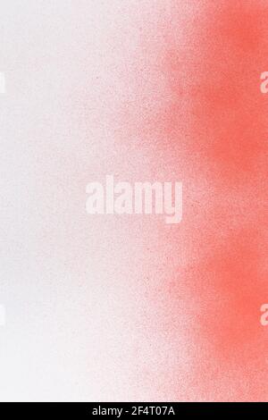 Sprühen Sie Farbe rot auf einen weißen Papierhintergrund Stockfoto