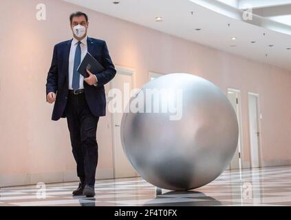 München, Deutschland. März 2021, 23rd. Markus Söder (CSU), Ministerpräsident von Bayern, geht über den Korridor der Staatskanzlei zur Sitzung des Bayerischen Kabinetts, die als Videokonferenz durchgeführt wird. Quelle: Peter Kneffel/dpa-Pool/dpa/Alamy Live News Stockfoto