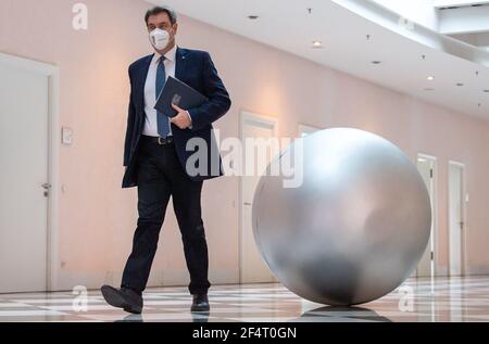 München, Deutschland. März 2021, 23rd. Markus Söder (CSU), Ministerpräsident von Bayern, geht über den Korridor der Staatskanzlei zur Sitzung des Bayerischen Kabinetts, die dann als Videokonferenz durchgeführt wird. Quelle: Peter Kneffel/dpa-Pool/dpa/Alamy Live News Stockfoto