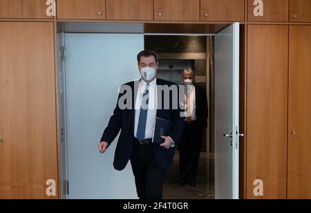 München, Deutschland. März 2021, 23rd. Der bayerische Ministerpräsident Markus Söder (CSU) kommt bei der Sitzung des Bayerischen Kabinetts an, die als Videokonferenz durchgeführt wird. Hinter ihm geht Gregor Biebl, Ministerialdirektor. Kredit: Peter Kneffel/dpa/Alamy Live Nachrichten Stockfoto