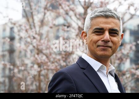 Der Bürgermeister von London Sadiq Khan posiert für ein Foto, nachdem er beim Pflanzen der letzten beiden Bäume im London Blossom Garden im Queen Elizabeth Olympic Park in London zum Jahrestag der ersten nationalen Sperre mitgeholfen hat. Bilddatum: Dienstag, 23. März 2021. Stockfoto