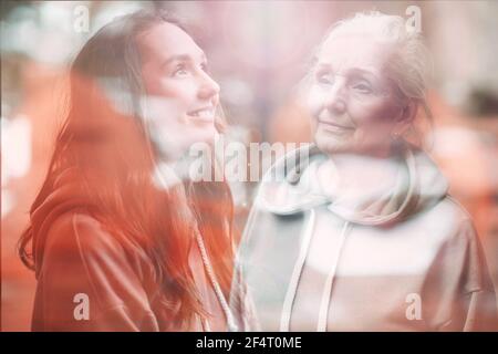 Großmutter und Enkelin Frauen doppelte Belichtung Bild. Porträt einer jungen und älteren Frau. Liebe, Generation, Träume und glückliche Familienbeziehungen Konzept Stockfoto