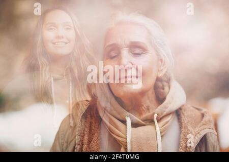 Großmutter und Enkelin Frauen doppelte Belichtung Bild. Junge und ältere Frau Porträt. Liebe, Generation, Träume und glückliche Familienbeziehungen. Stockfoto