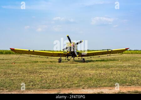 Zrenjanin, Ecka, Serbien, August 04,2015.Alter Flughafen und ein altes Flugzeug, das gelegentlich für touristische, schulische oder landwirtschaftliche Bedürfnisse fliegt. Stockfoto