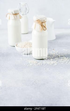 Reismilch. Hausgemachte Diät Gemüsegetränke im Glas auf grauem Hintergrund. Gesunde Ernährung Konzept. Modell und Banner. Stockfoto