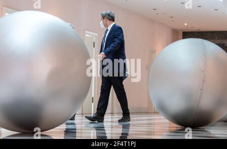München, Deutschland. März 2021, 23rd. Markus Söder (CSU), Ministerpräsident von Bayern, geht über den Korridor der Staatskanzlei zur Sitzung des Bayerischen Kabinetts, die als Videokonferenz durchgeführt wird. Quelle: Peter Kneffel/dpa-Pool/dpa/Alamy Live News Stockfoto