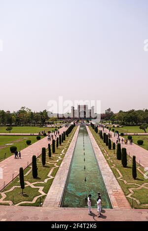 Das taj mahal landschaftlich schöne Aussicht auf das Südufer des yamuna Flusses in der indischen Stadt agra uttar pradesh. Stockfoto