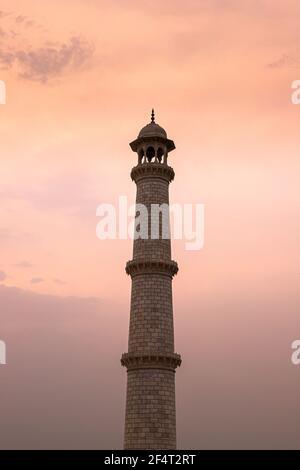 Das taj mahal am Südufer des yamuna Flusses in der indischen Stadt agra uttar pradesh. Stockfoto