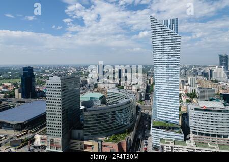 Der Blick auf Daniel Libeskinds Wohnturm in Warschau, Polen. Stockfoto