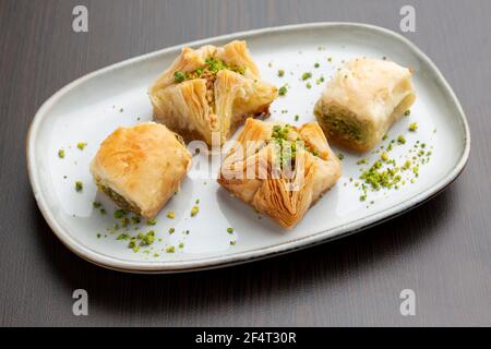 Baklava ein Dessert aus dem Nahen Osten aus Phyllo-Gebäck mit gehackten Nüssen gefüllt und in Honig getränkt. Stockfoto