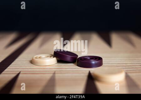 Nahaufnahme des Spielbretts und Zähler aus einem Spiel Backgammon Stockfoto