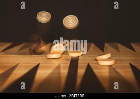 Nahaufnahme des Spielbretts und Zähler aus einem Spiel Backgammon Stockfoto