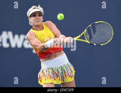 MIAMI GARDENS, FL - MÄRZ 22: Bethanie Mattek-Sands vs Sara Errani bei den 2021Miami Open im Hard Rock Stadium am 22. März 2021 in Miami Gardens, Florida. Kredit: mpi04/MediaPunch Stockfoto