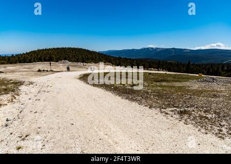 Panorama des Riesengebirges Karkonosze über den Bäumen des Isergebirges Von der Quarzmine Stanislaw aus gesehen Stockfoto