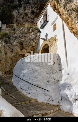 Ein kurviger Weg führt zum alten Stadttor von El Castell de Guadalest Stockfoto