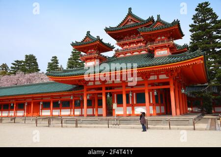 KYOTO, JAPAN - 19. APRIL 2012: Menschen besuchen Heian-Schrein in Kyoto, Japan. Das alte Kyoto ist ein UNESCO-Weltkulturerbe. Stockfoto