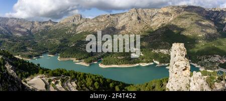 Ein Panoramablick auf den Guadalest Reservoir und die Sierra de Serella Berge in Spanien Stockfoto