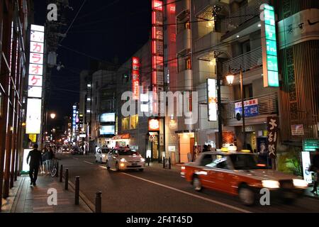 KYOTO, JAPAN - 14. APRIL 2012: Menschen besuchen Nachtstraßen der Stadt Kyoto, Japan. Kyoto wurde 15,6 von 2017 Millionen ausländischen Touristen besucht. Stockfoto