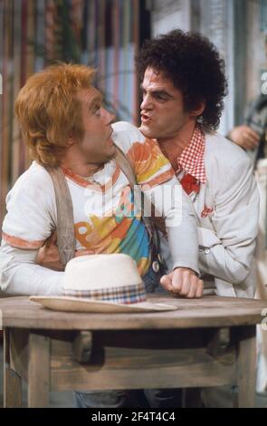 Die RSC-Besetzung in Aktion während der ATV-FERNSEHNETZPRODUKTION von Trevor Nunns musikalischer Adaption für das Fernsehen, KOMÖDIE DER FEHLER von William Shakespeare im Royal Shakespeare Theatre, Stratford-upon-Avon. Darsteller: Judi Dench, Francesca Annis, Michael Williams,- Mike Gwilym, Roger Reed, Nickolas Grace, Griffith Jones, Barbara Shelley, Robin Ellis. Die Aufführung wurde am 18. April 1978 vom Theater national übertragen. Stockfoto