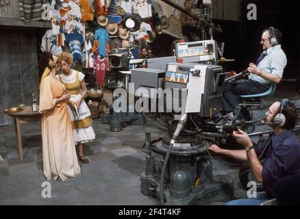 Die RSC-Besetzung in Aktion während der ATV-FERNSEHNETZPRODUKTION von Trevor Nunns musikalischer Adaption für das Fernsehen, KOMÖDIE DER FEHLER von William Shakespeare im Royal Shakespeare Theatre, Stratford-upon-Avon. Darsteller: Judi Dench, Francesca Annis, Michael Williams,- Mike Gwilym, Roger Reed, Nickolas Grace, Griffith Jones, Barbara Shelley, Robin Ellis. Die Aufführung wurde am 18. April 1978 vom Theater national übertragen. Stockfoto