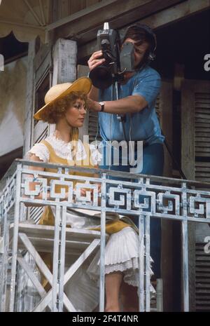 Die RSC-Besetzung in Aktion während der ATV-FERNSEHNETZPRODUKTION von Trevor Nunns musikalischer Adaption für das Fernsehen, KOMÖDIE DER FEHLER von William Shakespeare im Royal Shakespeare Theatre, Stratford-upon-Avon. Darsteller: Judi Dench, Francesca Annis, Michael Williams,- Mike Gwilym, Roger Reed, Nickolas Grace, Griffith Jones, Barbara Shelley, Robin Ellis. Die Aufführung wurde am 18. April 1978 vom Theater national übertragen. Stockfoto