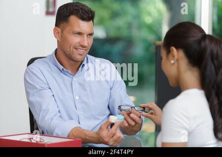 Lächelnder Augenarzt und Patientin Stockfoto