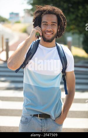 Junger Rasta-Mann, der am Telefon spricht Stockfoto