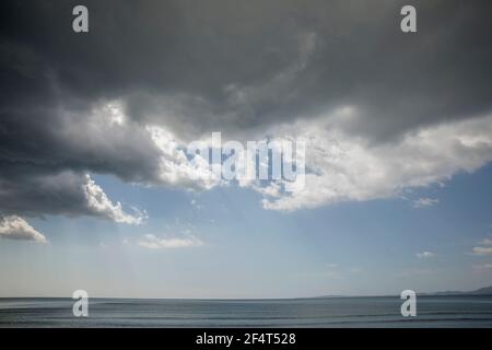 Berlin, Mallorca, Spanien. März 2021, 22nd. Seascape mit dunklen Wolken an der Playa de Palma auf Mallorca. Quelle: John-Patrick Morarescu/ZUMA Wire/Alamy Live News Stockfoto