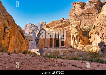 Blick auf den Gartentempel an der historischen Stätte Petra in Jordanien. Stockfoto