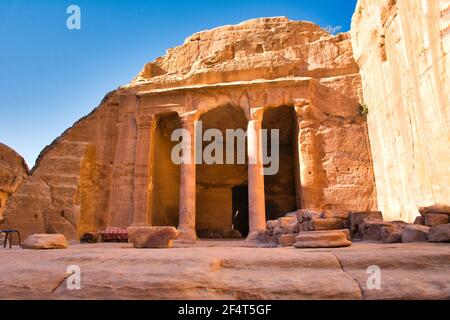 Blick auf die Gartenhalle an der historischen Stätte Petra in Jordanien. Stockfoto