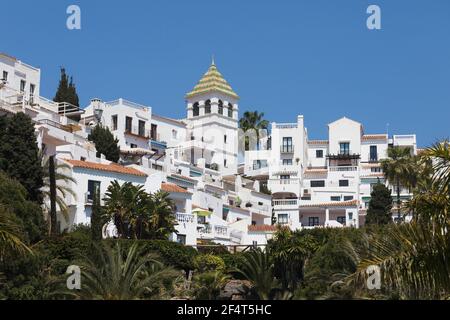 Nerja, Costa del Sol, Provinz Malaga, Andalusien, Südspanien. Immobilien in Urbanisation El Litoral hinter dem Strand von Burriana. Stockfoto