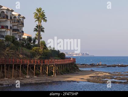 La Cala de Mijas, Costa del Sol, Provinz Málaga, Andalusien, Südspanien. Strandpromenade vor der Urbanisation El Bombo. Stockfoto